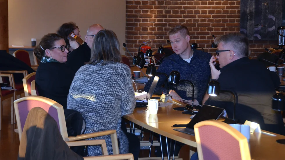 Oppositionen samlad under en ajournering under mötet.