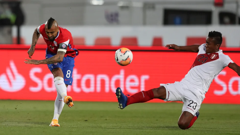 Chiles Arturo Vidal fick på en rejäl rökare rakt upp i krysset i VM-kvalmötet med Peru när han gjorde matchens första mål. Mittfältaren var också sist på bollen vid 2–0-målet, som blev matchens slutresultat.