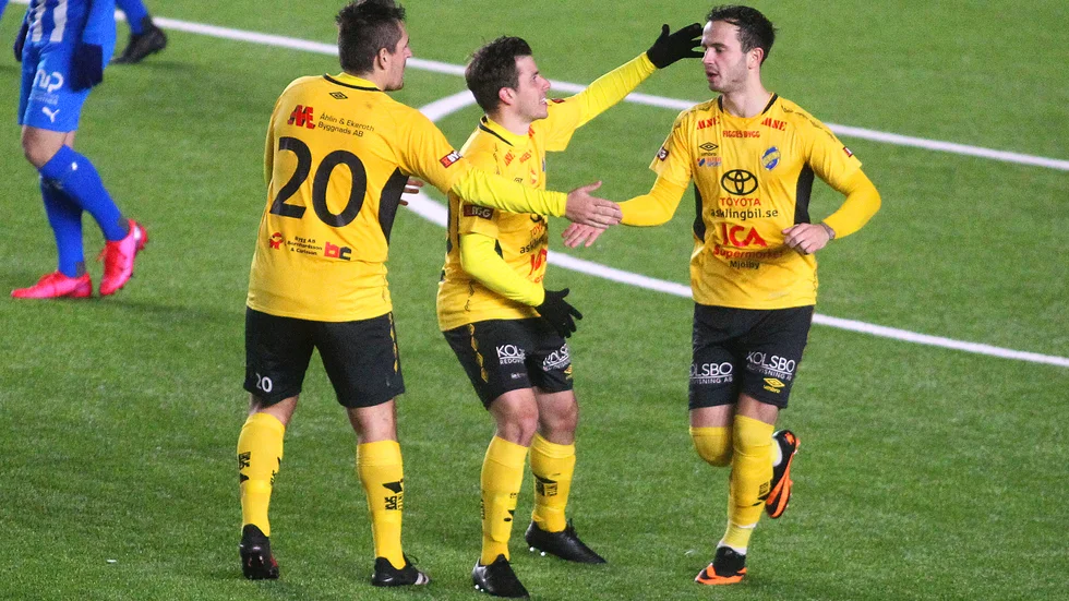 David Lundgren (till höger) blir kvar i Mjölby AI.