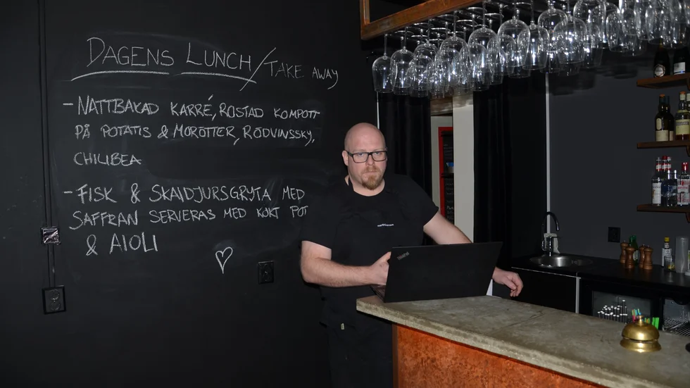 Joel Forsman är en av delägarna i nyöppnade Krog Lokal i Jokkmokk som nu ställer om efter de nya coronarestriktionerna.