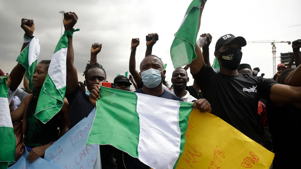 Många i Nigeria går ut på gatorna för att protestera. Bilden är från förra måndagen.