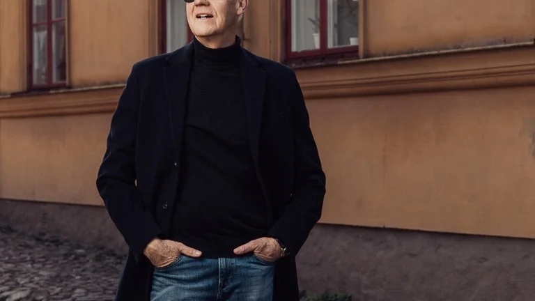 Rockaren Jimmy Uller har nyligen släppt en ny vinylplatta med fyra låtar tillsammans med ett gäng spelkompisar. "Det är vinyl som gäller nu, cd är helt ute", förklarar Uller.