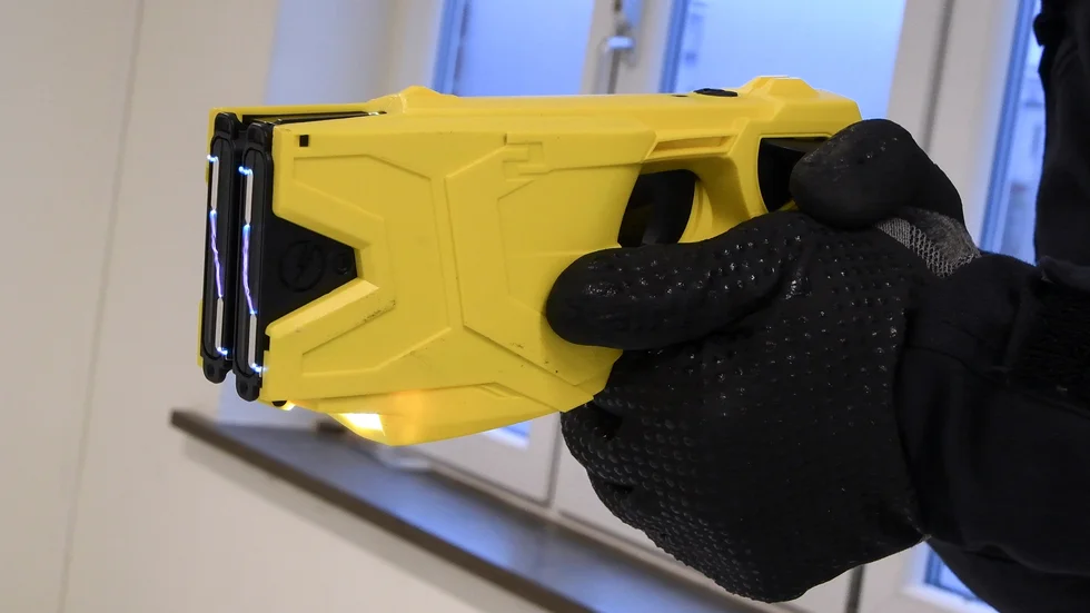Den åtalade misstänktes ha använt elchockvapen mot en man, men frias. Bilden visar ett elvapen som används av polisen.
