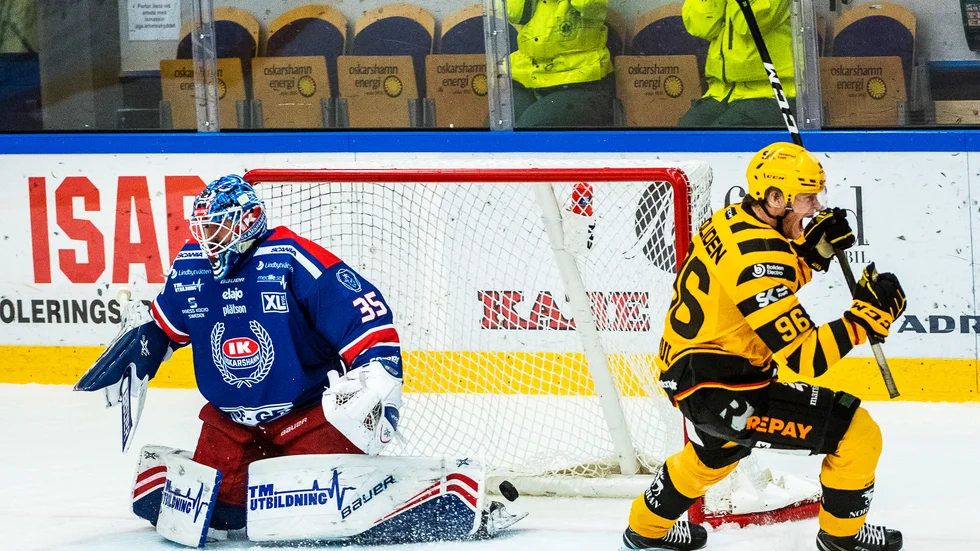 Rickard Hugg blev AIK:s matchhjälte när han efter 3.50 i förlängningen satte pucken i nät bakom Joe Cannata i Oskarshamnsmålet.