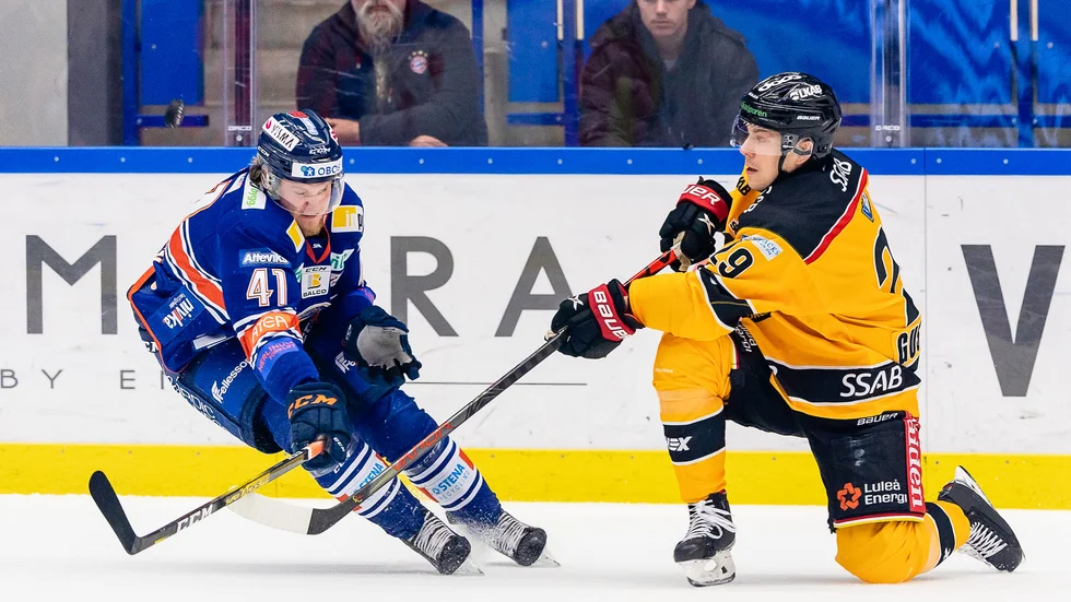 Växjös Ludvig Nilsson och Luleå Hockeys lagkapten Erik Gustafsson i en av många dueller från matchen,