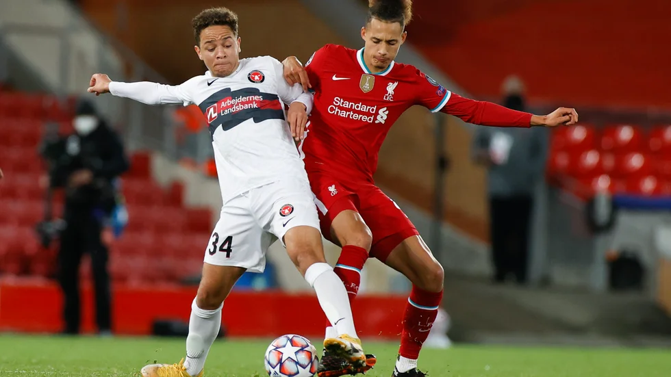 Midtjyllands Mikael Anderson och Liverpools Rhys Williams, till höger, i duell under Champions League-mötet på Anfield. På grund av de nya brittiska karantänreglerna för resor till Danmark är returmatchen i Herning i fara. Arkivbild.
