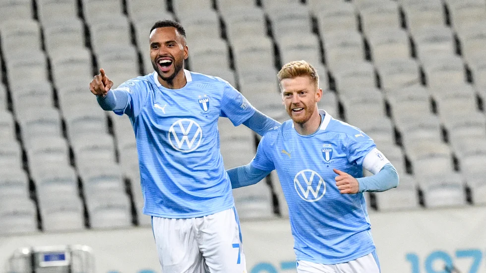 Malmö FF:s Isaac Kiese Thelin och Anders Christiansen jublar efter Kiese Thelins 1–0-mål redan i den tredje minuten hemma mot Sirius. MFF leder med 3–0 i halvlek