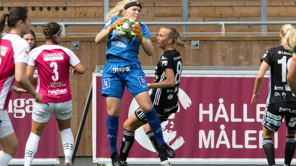 Emma Holmgren gjorde flera fina räddningar under matchen. 