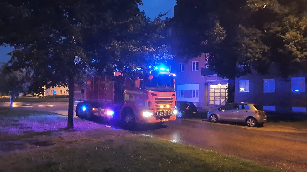 Under tisdagskvällen fick räddningstjänsten larm om en brand. Det visade sig vara en rykande papperskorg.