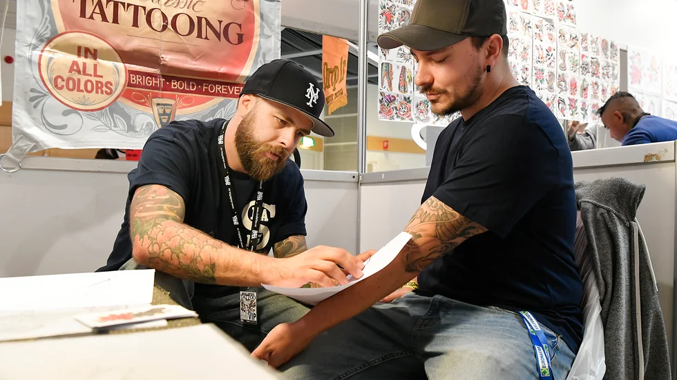 Oscar Kiivuori från Skellefteå passade på göra klart vänster armens tatuering hos Erik Svensson.