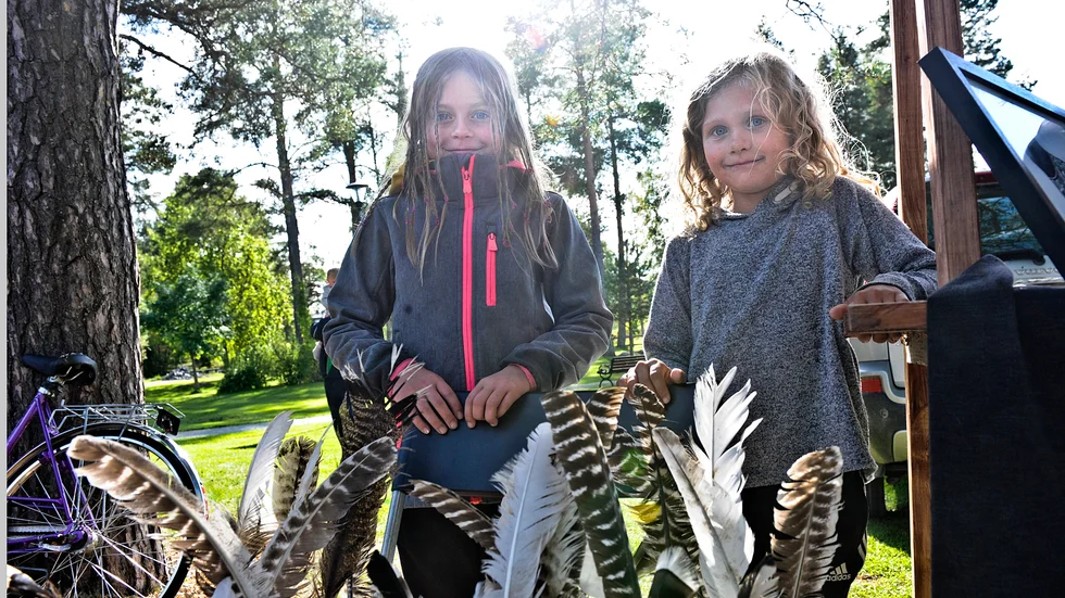 Leia och Bell Hokkanen sålde fjädrar som deras kalkoner hade tappat. ”Fjädrarna är lätta men våra fickor är tunga. Vi har sålt jättemånga”, säger syskonen glatt.