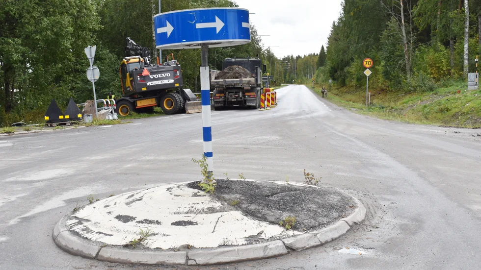 Stadens mest utskrattade rondell blir ett minne blott. Notera de två nyfikna renarna som inte är rädda för en lastbil.