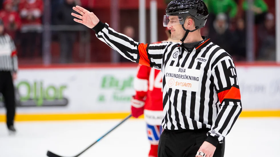 Johan Nordlöf, från Skellefteå, är en av fyra nya domare i SHL till hösten.
