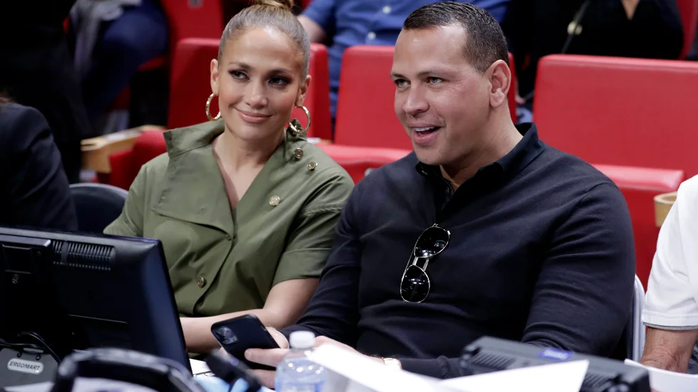 Jennifer Lopez och Alex Rodriguez under en basketmatch. Nu hoppas de kunna köpa basebollaget New York Mets. Arkivbild.