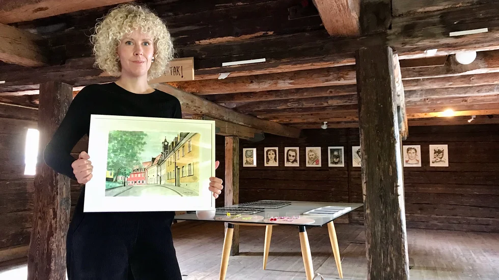 Designern och illustratören Jessica Arosenius ställer ut i Hamnmagasinen 11-16 juli. Här med en akvarellmålning på Enköping.