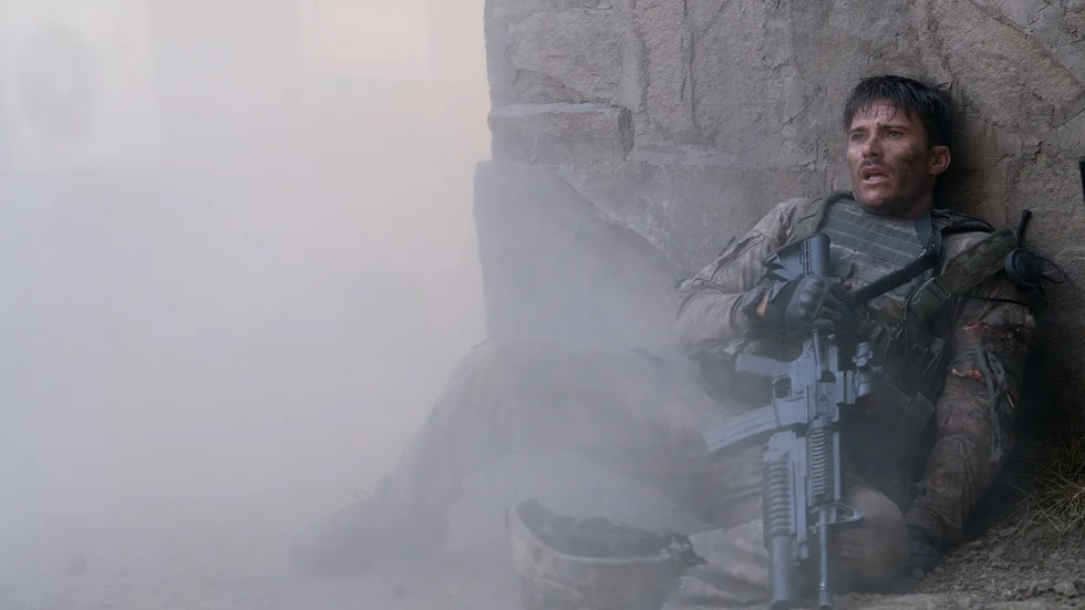 Scott Eastwood som sergeant Clint Romesha stormad av talibaner i galet nervösa "The Outpost". Pressbild.