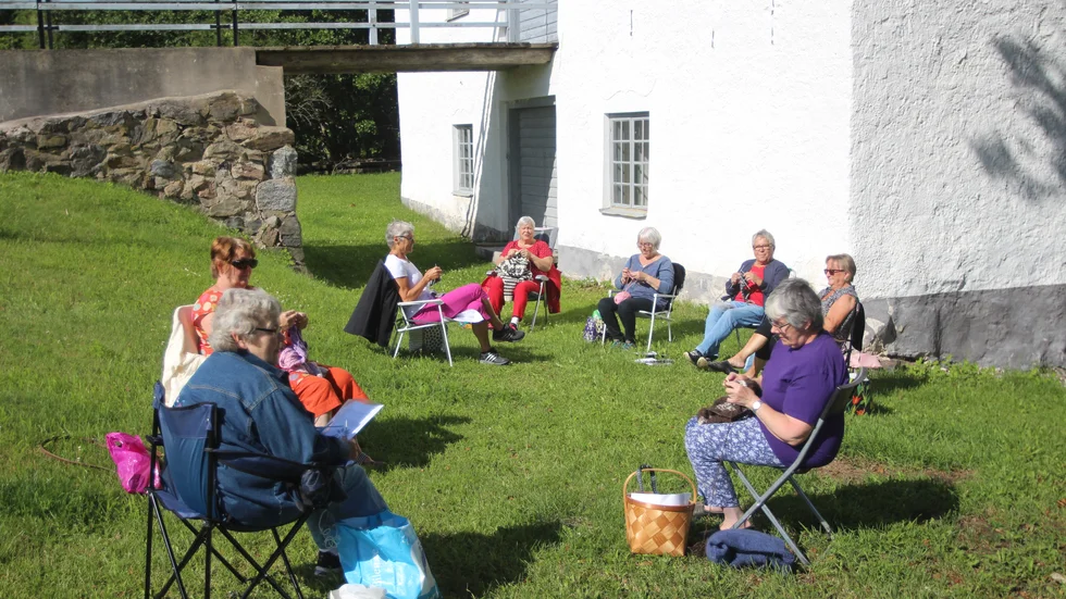 Glada pensionärer under stickningskurs på Boda Kvarn, Katrineholm.