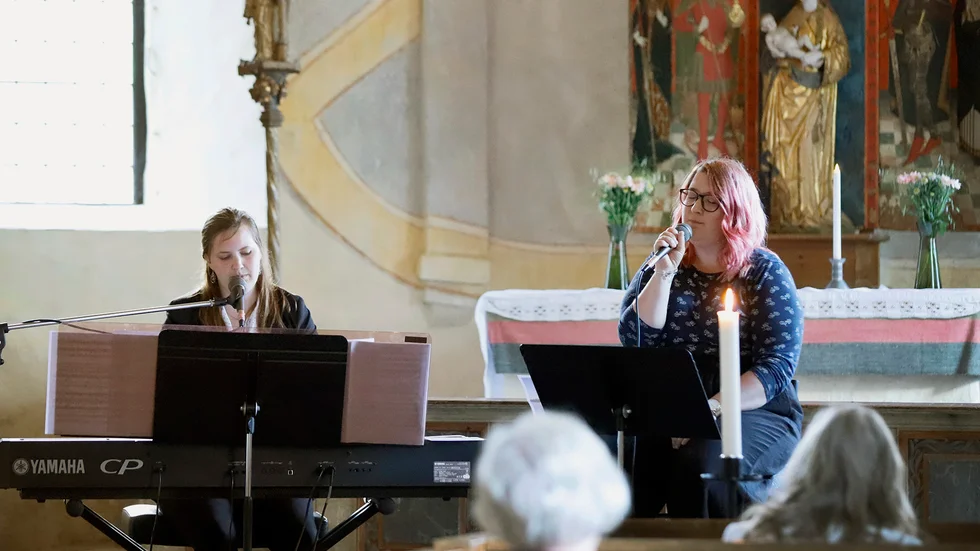 Martina Jonsson och Sara Nilsson underhöll under Musik vid helgsmål i S:ta Maria kyrka.
