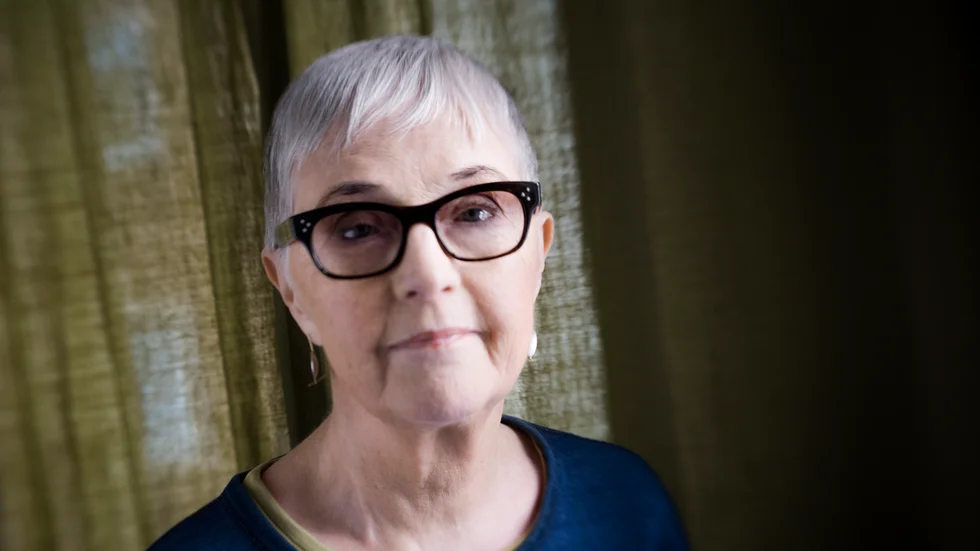 I Bodil Malmstens Finistére-böcker tas läsaren med till hennes paradis i västligaste Frankrike. Hennes skildringar är vackra och bitvis roliga, men också vemodiga och mörka. 