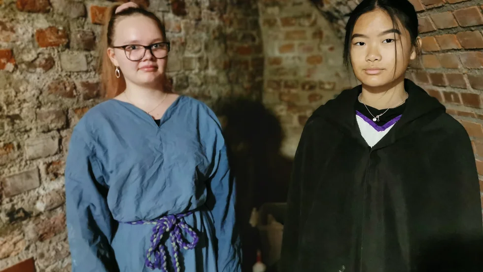 Hanna Eriksson och Beata Johansson sökte sommarjobb genom kommunen och placerades på Nyköpingshus nya event Escape the Dungeon.