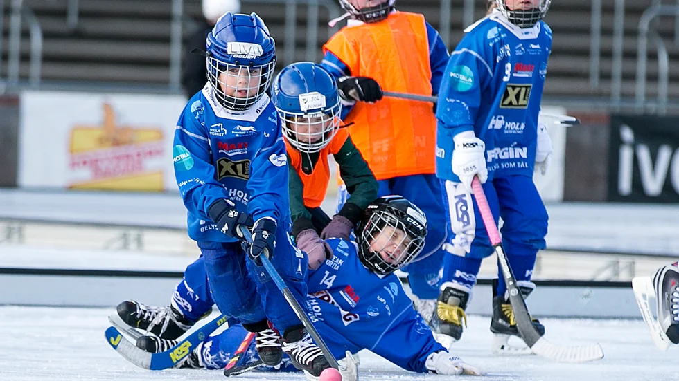 Tuffa tag var det ibland. Här åker Livia Ågren vinnande ur närkampen medan Ida Schörling ser till att stoppa motståndarna. Tjejerna berättar att om någon fällde någon så sa de förlåt efteråt. 