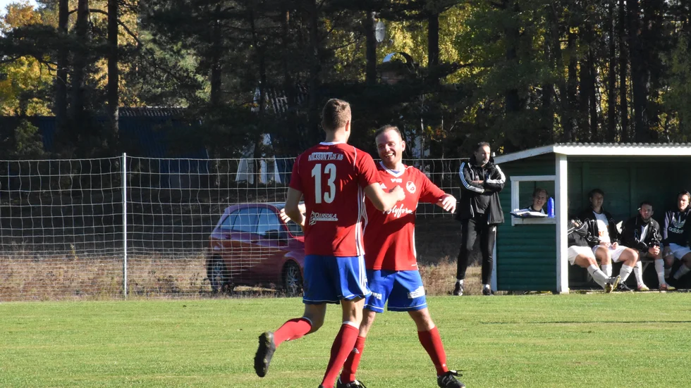 Patrik Larsson och Daniel Gustafsson firar ett mål i kvalet. 