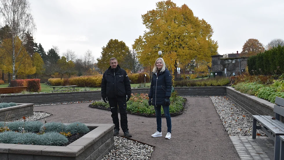 Mikael Sträng och Anna Rambin berömmer pensionerade vaktmästaren Sven Molander, som ritat den nya askgravplatsen och jobbat med att färdigställa den uner sommaren. 