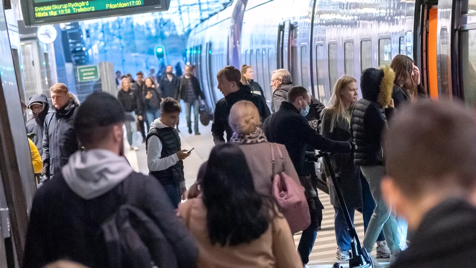 Passagerare kliver ombord på ett Pågatåg vid station Hyllie i Malmö i tisdags.