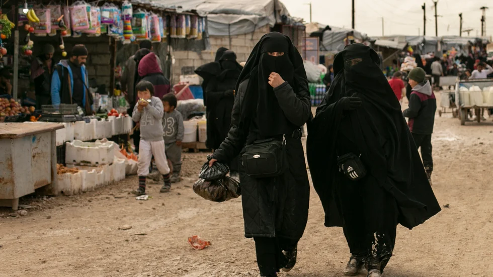 Två kvinnor i flyktinglägret al-Hol i nordöstra Syrien.