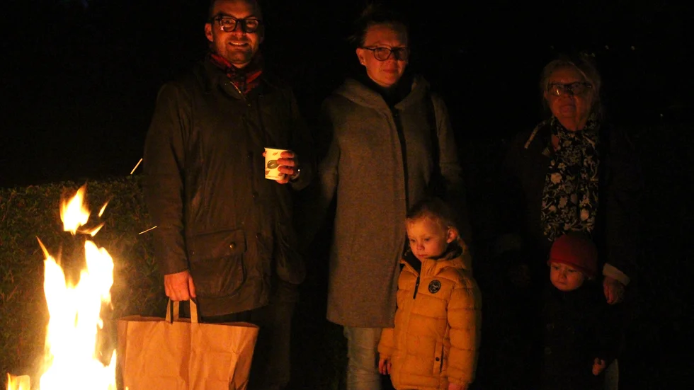 Johannes och Ida Olenius med barnen Alma, 4, och Elias, 2, och barnens mormor Soile Orelma.