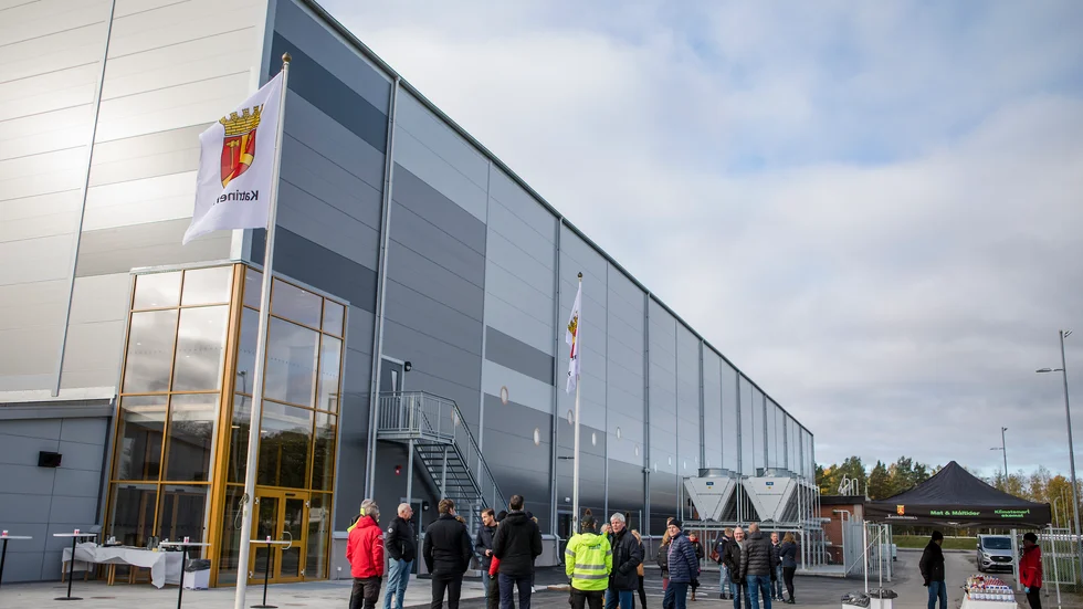 Istiderna i hallen på Backavallen är attraktiva. Sista helgen i september är så många tider bokade av exkterna klubbar att det bara blev några få timmar kvar för de lokala föreingarna.