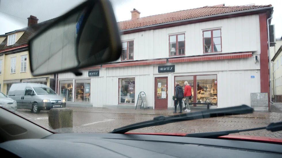 "Här missar nog de flesta högerregeln och att den som kommer Båtmansgränd ska köra före den på Storgatan" säger Tomas Monell. Han pekar ut några såna korsningar till.