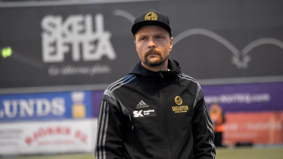 Tränaren Matti Kilpelä och hans Skellefteå FF har hamnat i en jobbig sits i serien.