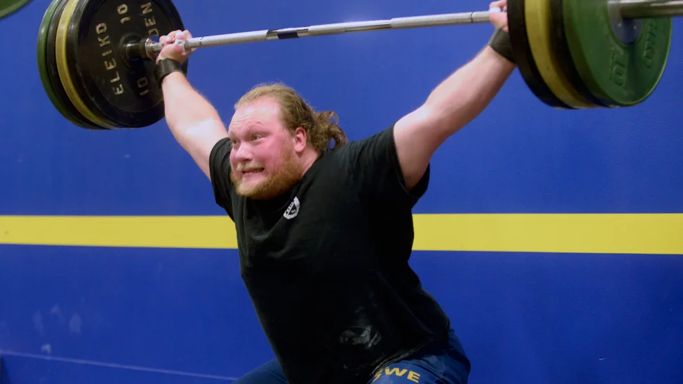 Hampus Lithén är solklar Sverigeetta i supertungvikt. Nu är Råbykillen EM-klar. Samtidigt skakas hela sporten av en megaskandal; medaljörer vid stora mästerskap har kunnat köpa negativa dopningstest. 
