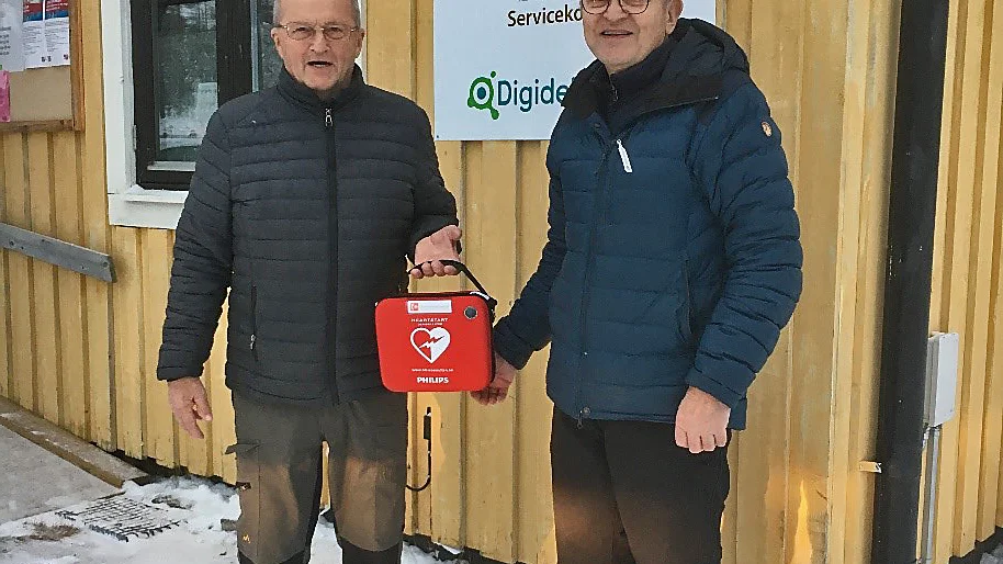 Ordförande Bengt Backe PRO tar emot gåvan av ordförande Bengt Strand från föreningen HjärtLung Gällivare.