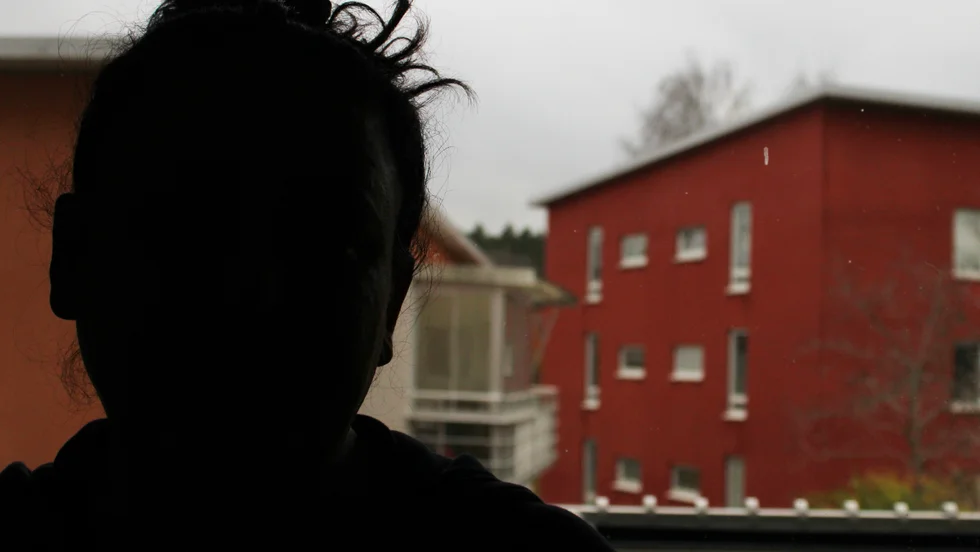 Fikriye Kartal känner sig inte välkommen på sin arbetsplats. "Mina chefer är kompisar och pratar med varandra på sitt eget språk. Så ska det inte vara".