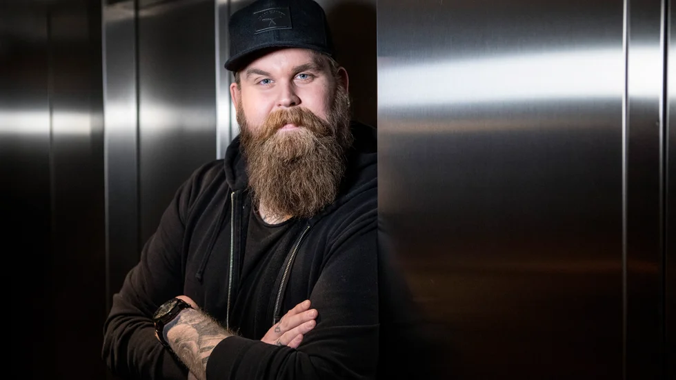 Chris Kläfford, som bland annat är känd från "Idol" och "America’s got talent" skulle ha kommit till Skellefteå i maj. Så blir inte fallet. 