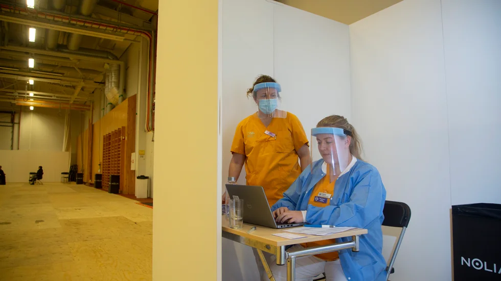 Vaccineringen av kommunens personal har inletts på Pite energi arena. "Vi ska vaccinera Piteås befolkning, så många som vill och kan", säger Kajsa Persson, sjuksköterskestudent, närmast kameran.