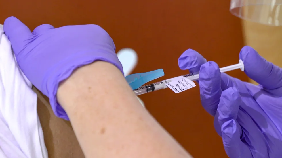 Personal inom ambulans- och akutsjukvården samt förlösande barnmorskor är de bland personalen på Västerbottens sjukhus som kommer att få vaccinet först. 
