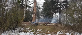 Ödehus i lågor - polisen utreder mordbrand