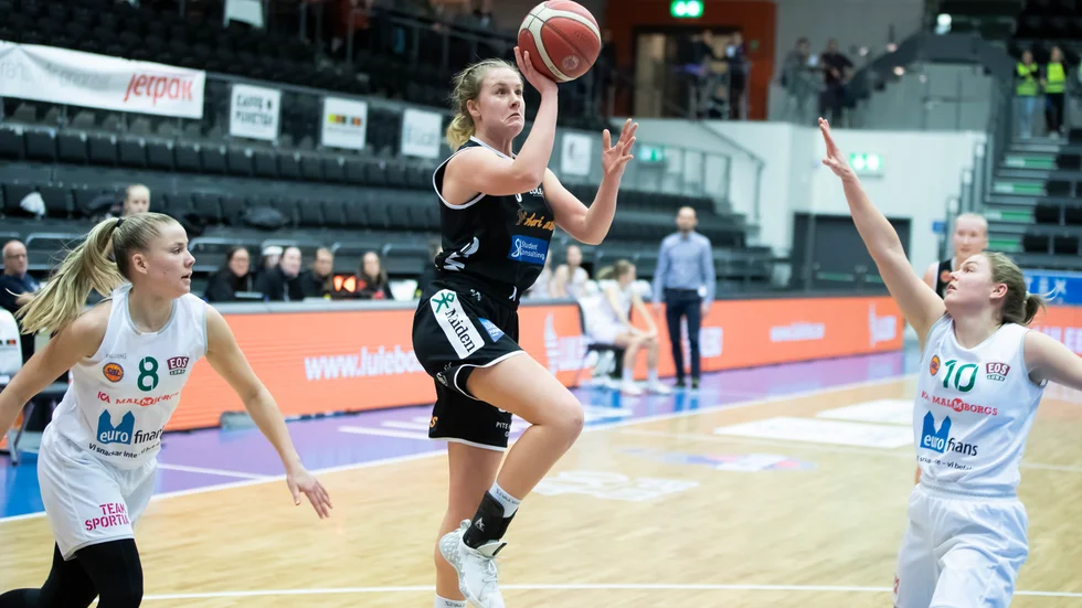 Matilda Ålhberg i Luleå Basket mot Eos Lund under en match i Svenska Basketligan för damer.