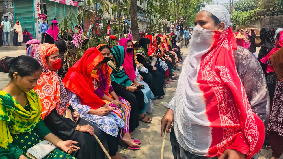 Bangladeshiska textilarbetare blockerar en väg under en protest förra året. De protesterade mot indragna löner under pandemin. Arkivbild.