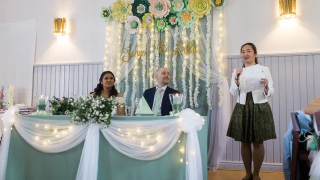 Bertie Suwardi är grundaren av Luleå Toastmasters. Här håller hon tal på Annabelle Retiros & Johan Hortlunds bröllop i Luleå 2016.