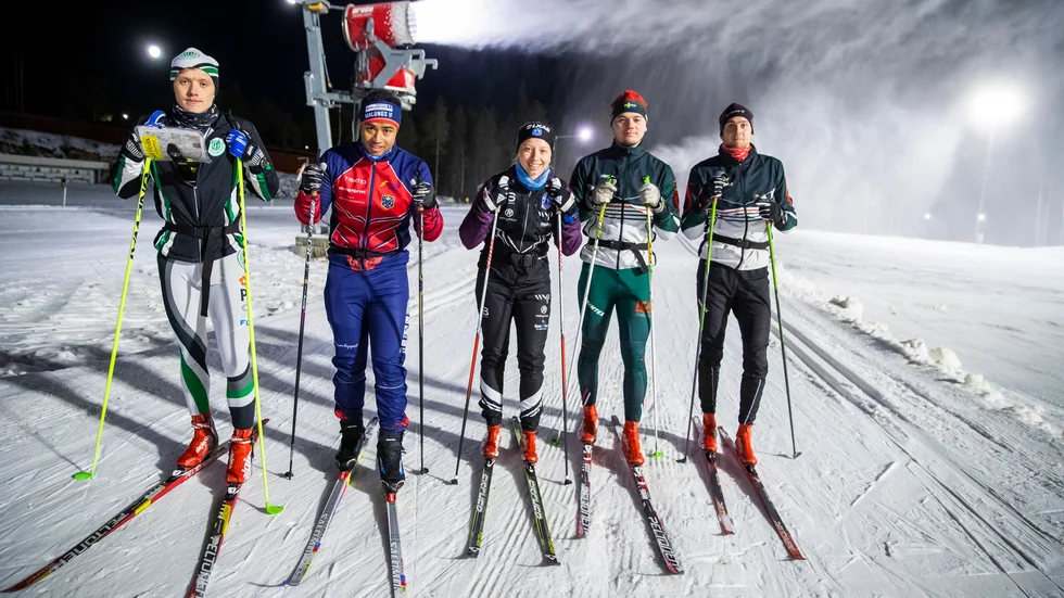 Fem elitidrottsstudenter och en snökanon. Från vänster Gabriel Larsson, Gammelstad, Rasmus Andersson, Malung, Vilma Funck, Gellivare skidallians, Jonatan Palander, Sellnäs och Alexander Mathisen, Sellnäs.