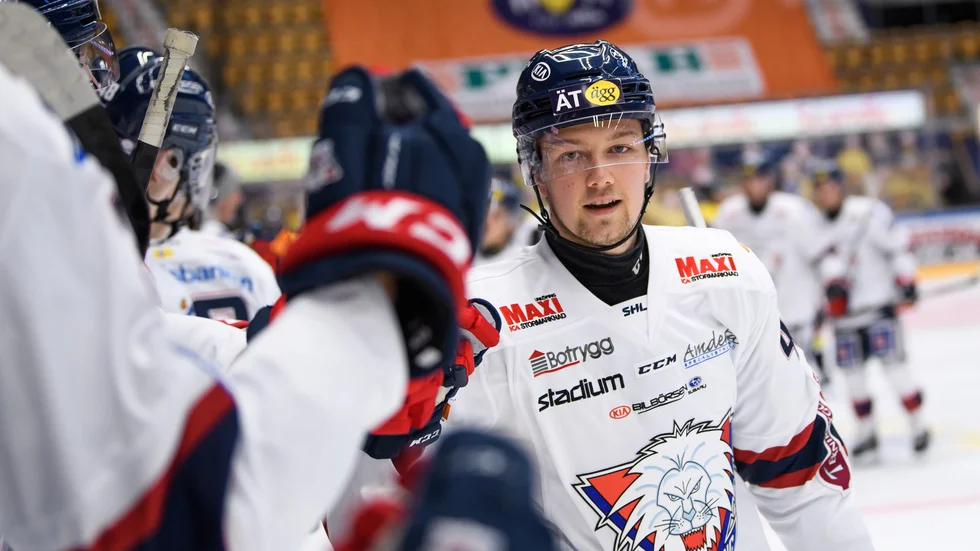 Simon Lundmark såg ut att ha gjort sitt första SHL-mål. Men nej, Arvid Costmar fick målet efter att det var hans knä som styrde in pucken i mål. 