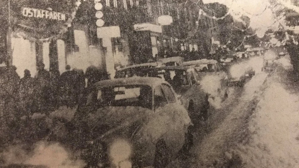 Kuriren för 50 år sedan: Många valde att titta på julskyltningen från bilfönstren.

