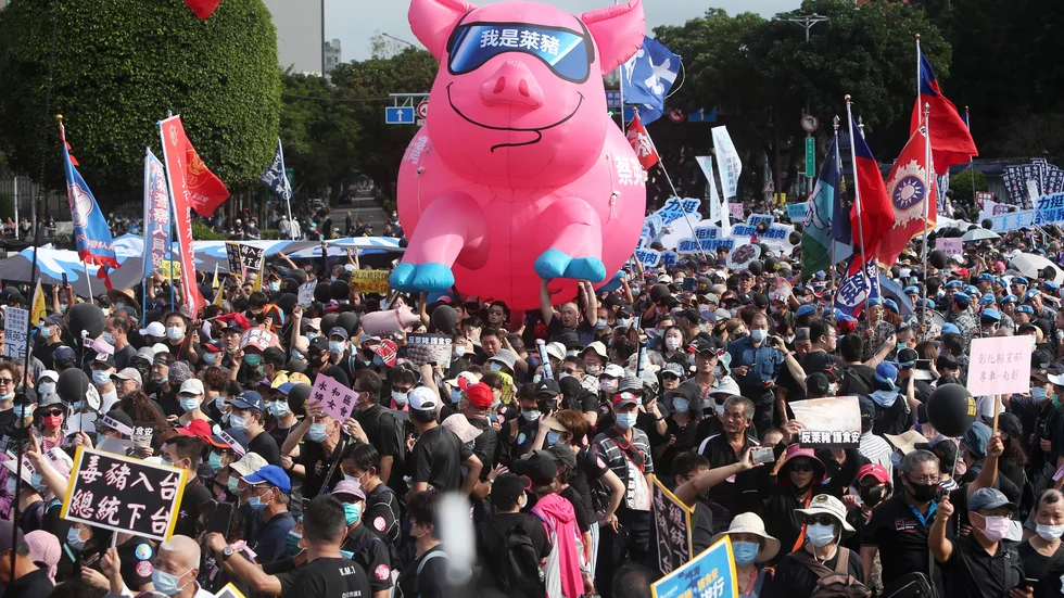Demonstranter med en uppblåsbar gris under en protest i Taipei i Taiwan den 22 november mot beslutet att tillåta import av amerikanskt fläsk från grisar som matats med ett tillväxthormon som är förbjudet i EU och Kina.