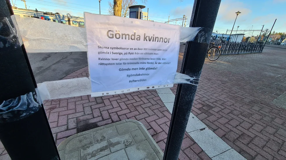 En privatperson har satt upp en skylt som sätter ljus på de 800 kvinnor som idag lever gömda i Sverige. 
