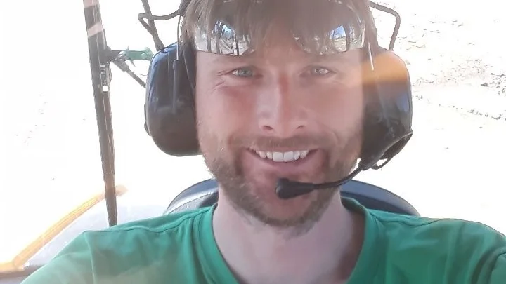 Henrik Persson ledde Rotarymötet inifrån hytten på sin grävmaskin. 