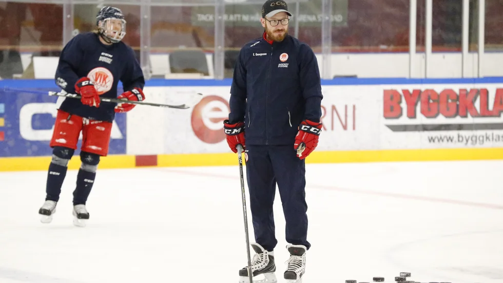 VIK:s sportchef Emil Georgsson får för tillfället ägna den mesta tiden åt att kolla upp vilka spelare som är friska eller inte.